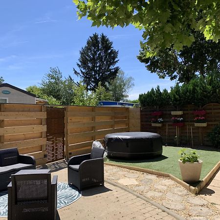 Havre De Paix Bord De Saone Avec Jacuzzi Hotel Massieux Exterior photo